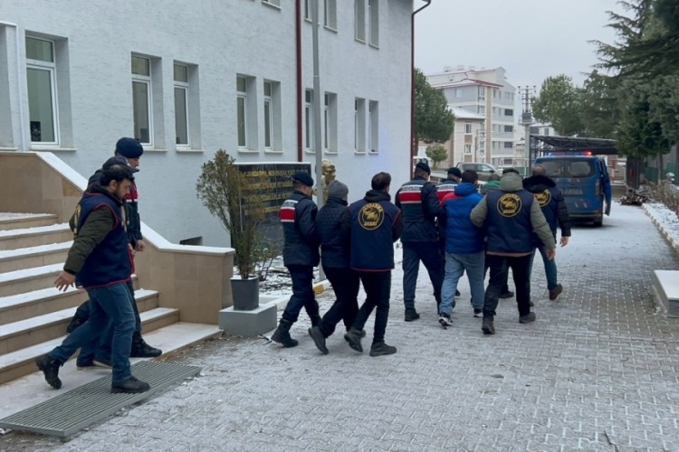 Cinayete karıştınız yalanıyla yaşlı kadının altınlarını aldılar!