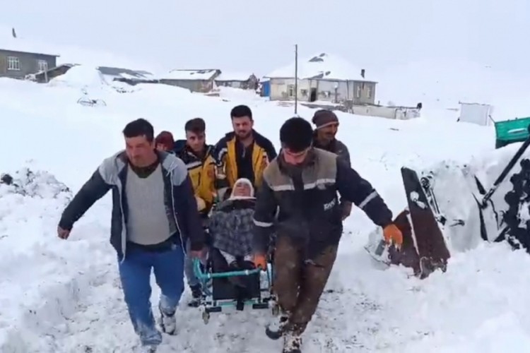 Karla kapanan k&ouml;yde 4 saatlik m&uuml;cadele, hastaya hayat yolu a&ccedil;tı