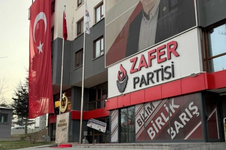 &Uuml;mit &Ouml;zdağ'dan parti teşkilatına "T&uuml;rk bayrağı" &ccedil;ağrısı
