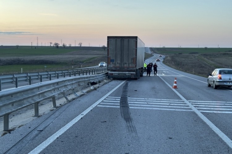 Edirne'de tır bariyerlere &ccedil;arptı