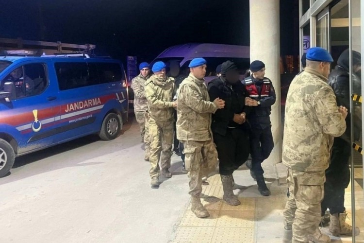 G&ouml;&ccedil;men ka&ccedil;ak&ccedil;ılığı operasyonunda 5 organizat&ouml;r tutuklandı