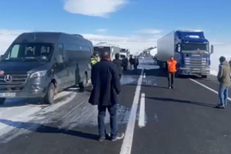 TIR makas attı, T&uuml;rkiye-G&uuml;rcistan kara yolu trafiğe kapandı