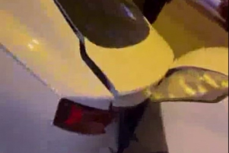 Alkoll&uuml; s&uuml;r&uuml;c&uuml;ler paniğe neden oldu: Biri polisten ka&ccedil;tı, diğeri 8 aracı bi&ccedil;ti