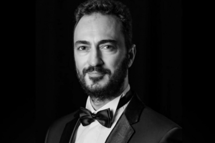 Koro sanat&ccedil;ısı Emrah Erdem Gedik, balkondan d&uuml;şt&uuml;