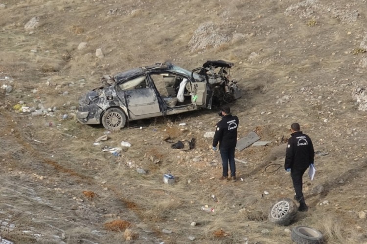 Lastiği patlayan otomobil şarampole u&ccedil;tu: 1 &ouml;l&uuml;, 2 yaralı