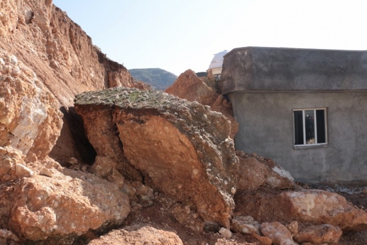 Cizre'de facianın eşiğinden d&ouml;n&uuml;ld&uuml;: Dev kayalar evi yerle bir etti