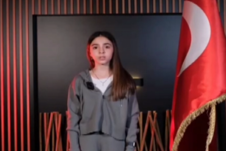 Türk bayrağına saldırıya gazi çocuklarından İstiklal Marşı ile tepki!