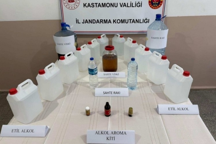 Kastamonu'da sahte i&ccedil;ki operasyonu! Litre litre alkol...