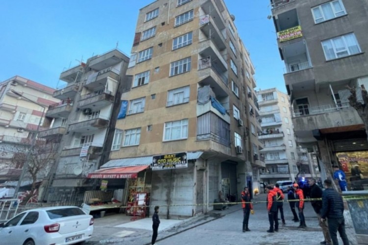 Kolonlarından ses gelen binada panik anları! Tahliye edildi...