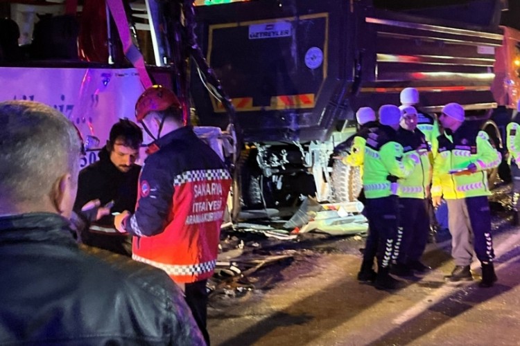 Zincirleme kazada can pazarı yaşandı! Ölü ve yaralılar var...