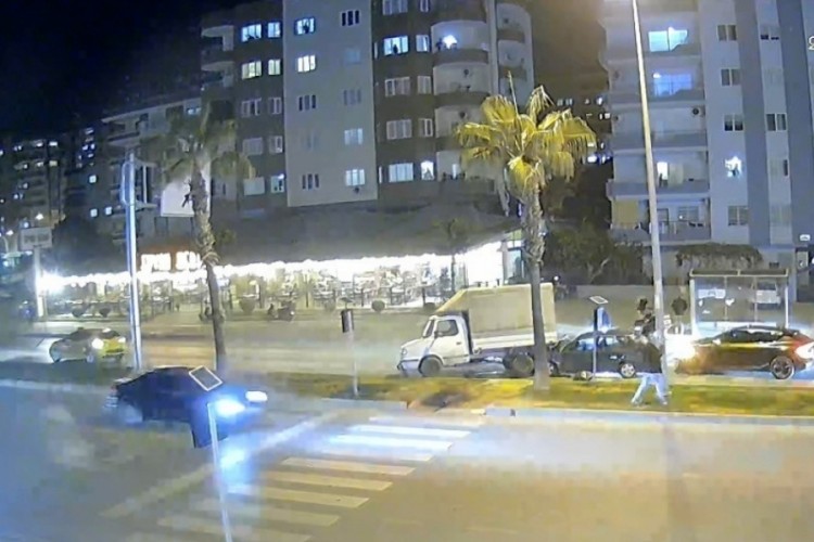 Yayaya yol vermek isterken zincirleme kazaya neden oldu