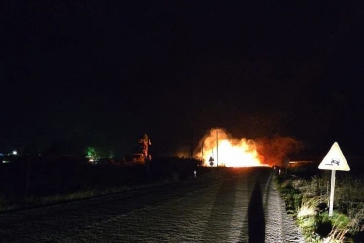 Fırtına elektrik tellerini kopardı, çıkan yangın büyümeden söndürüldü