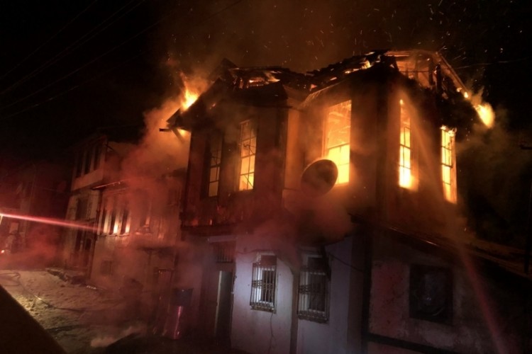 Kastamonu'da üç katlı tarihi konak yangında küle döndü