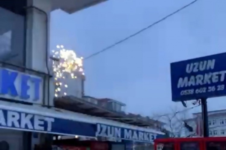 Tekirdağ'da elektrik telleri alev alarak kıvılcım sa&ccedil;tı