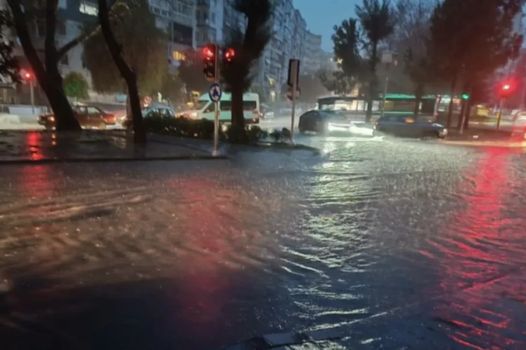 İzmir sağanağa teslim oldu! Cadde ve sokaklar g&ouml;le d&ouml;nd&uuml;
