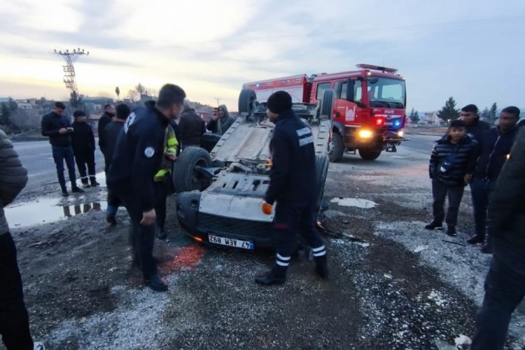 Hafif ticari ara&ccedil;la &ccedil;arpışan cip takla attı: 1 yaralı