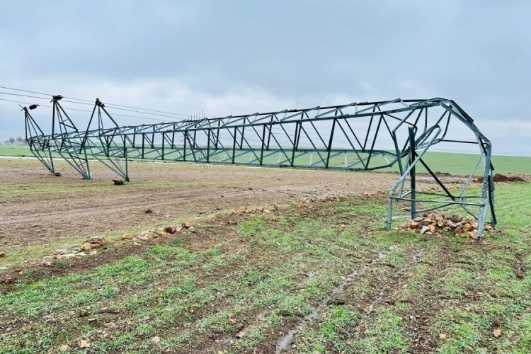 Mardin'de hırsızlar elektrik direklerini devirdi!