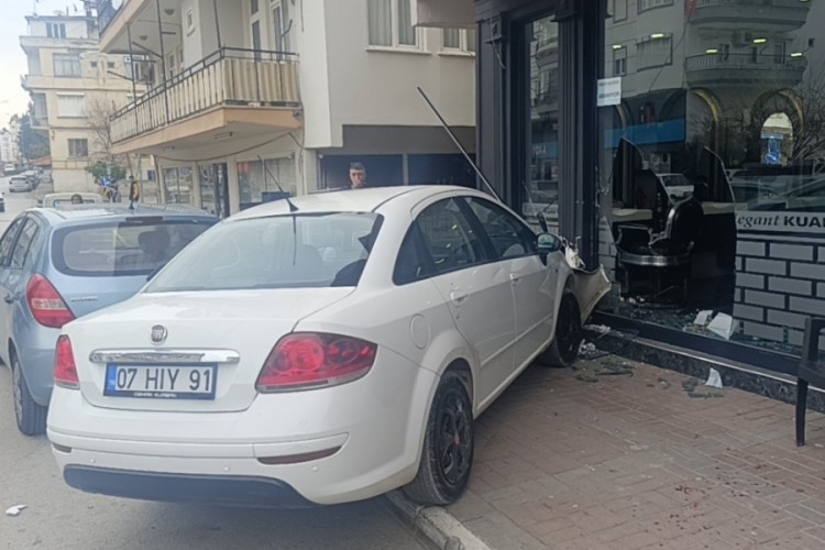 Otomobil kuaf&ouml;r d&uuml;kkanına daldı!