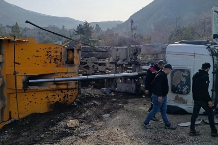 Devrilen hafriyat kamyonunun s&uuml;r&uuml;c&uuml;s&uuml; yaralandı