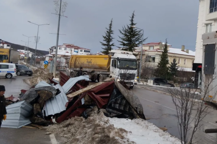 Kuvvetli r&uuml;zgar okulun &ccedil;atısını u&ccedil;urdu