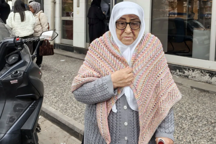 Yaşlı kadına b&uuml;y&uuml;k şok! "D&uuml;zg&uuml;n konuşamıyorsun" deyip emekli maaşını vermediler