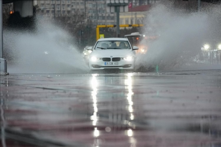 T&uuml;rkiye genelinde olumsuz hava alarmı! Dere taştı, tekneler s&uuml;r&uuml;klendi...