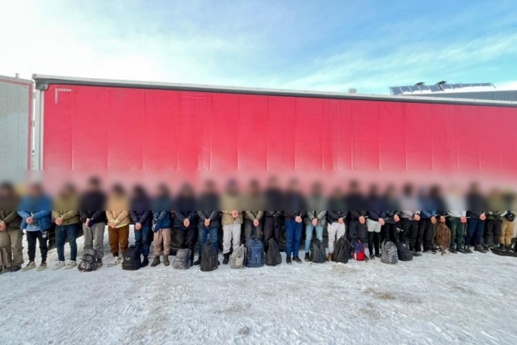 Tır dorsesinde insan ka&ccedil;ak&ccedil;ılığı: 25 g&ouml;&ccedil;men yakalandı!
