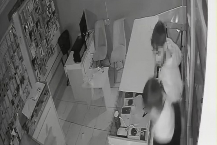 Telefon mağazasındaki hırsızlık! Anbean kaydedildi...