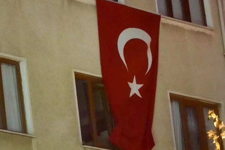 T&uuml;rk bayrağına bir saygısızlık daha! Bedeli &ouml;detiliyor