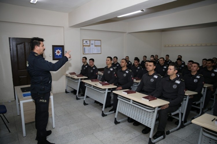 Şehit emniyet m&uuml;d&uuml;r&uuml; Ali Gaffar Okkan'ın adının yaşatıldığı merkezde polis adayları yetiştiriliyor