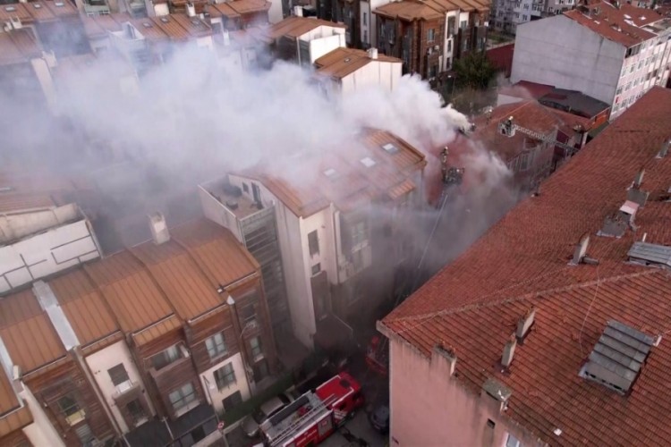 3 katlı binada &ccedil;ıkan yangın paniğe neden oldu