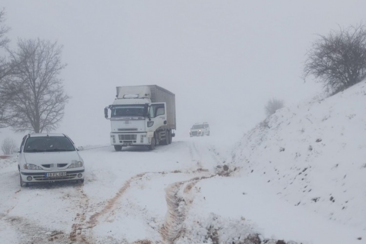 &Ccedil;orum'da mahsur kalan ara&ccedil;lar i&ccedil;in ekipler seferber oldu