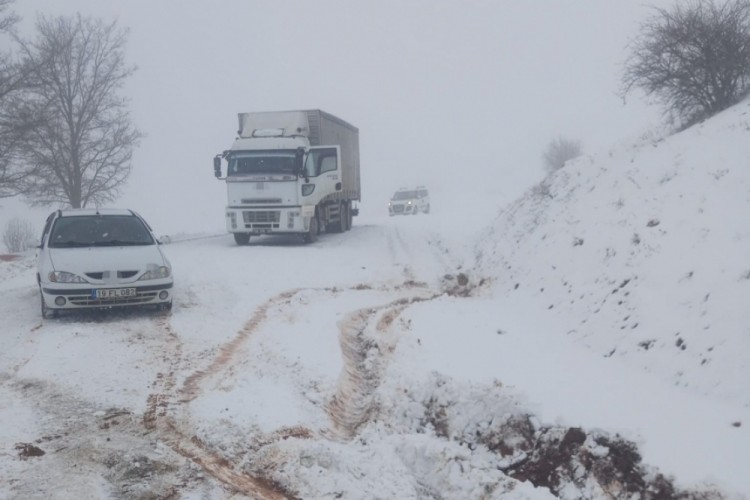 &Ccedil;orum'da mahsur kalan ara&ccedil;lar i&ccedil;in ekipler seferber oldu