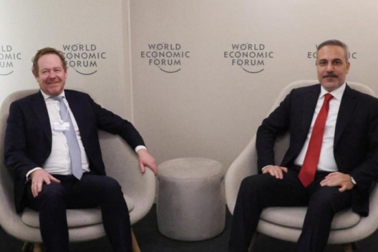 Hakan Fidan Hollandalı mevkidaşı ile Davos'ta g&ouml;r&uuml;şt&uuml;