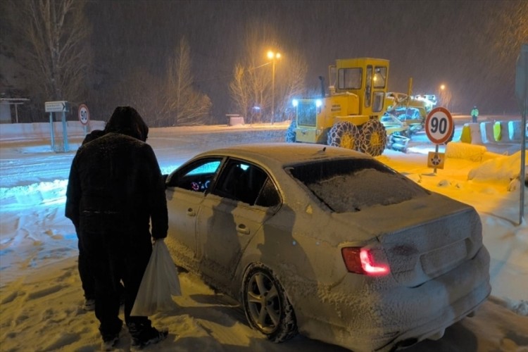 Kar ve tipi nedeniyle Malatya-Kayseri kara yolu ulaşıma kapatıldı