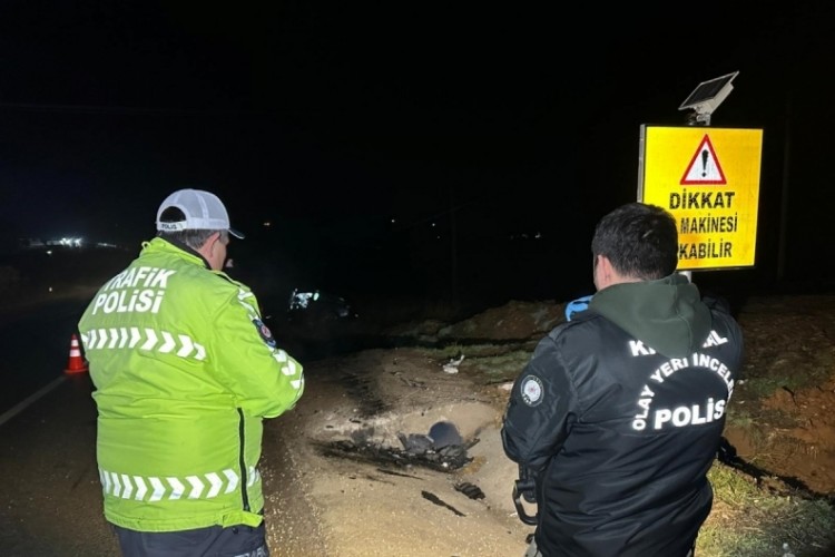 Otomobil şarampole devrilip takla attı: &Ouml;l&uuml; ve yaralılar var...