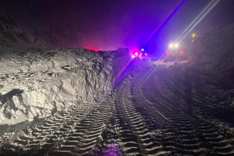 Erzincan-Sivas kara yoluna &ccedil;ığ d&uuml;şt&uuml;