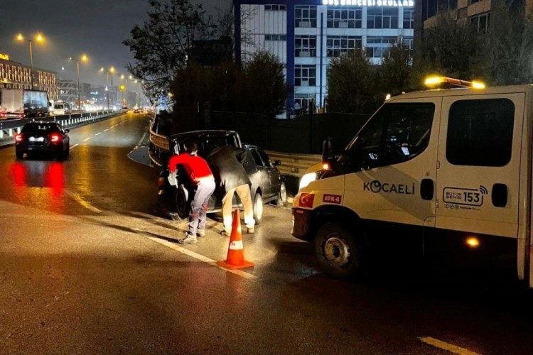 Belediye ekipleri yolda g&ouml;rd&uuml;kleri kazaya m&uuml;dahale etti