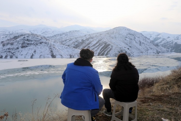 Erzincan'da baraj buzla kaplandı
