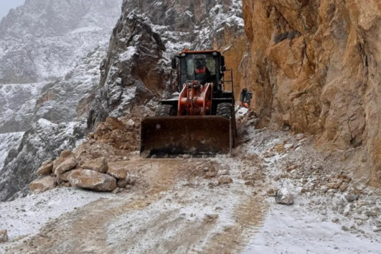 Taş Yolu'nda kaya ve taşlar temizlendi