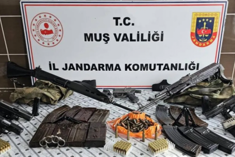 Silah ka&ccedil;ak&ccedil;ılarına operasyon! &Ccedil;ok sayıda kaleşnikof ele ge&ccedil;irildi
