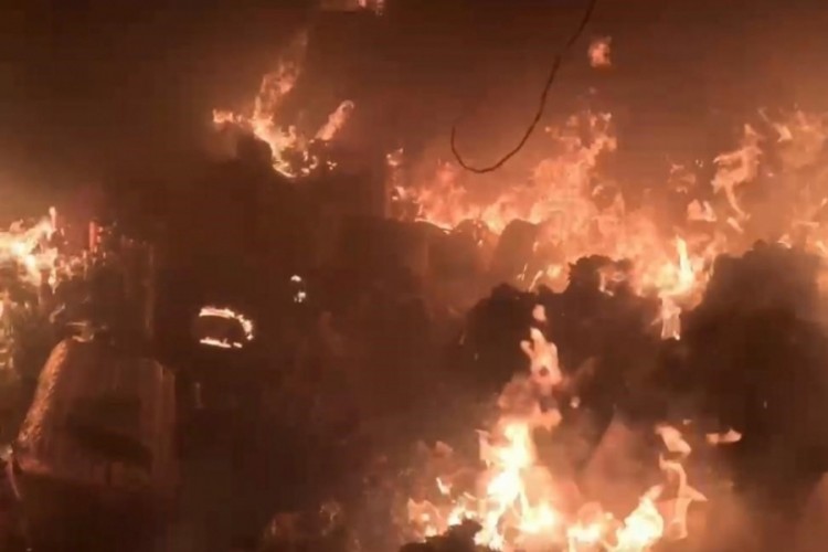 İş yerindeki yangın itfaiye erinin kask kamerasına yansıdı