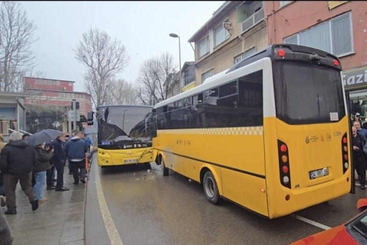 İstanbul'da 2 İETT otob&uuml;s&uuml; kafa kafaya &ccedil;arpıştı