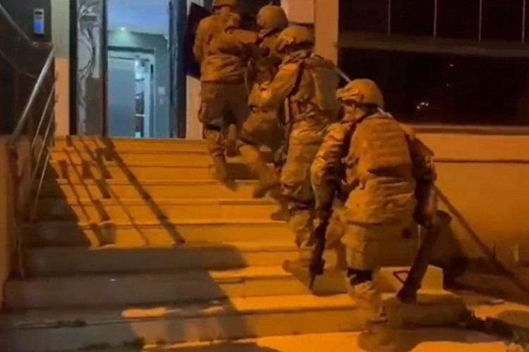 Ter&ouml;r &ouml;rg&uuml;tlerine y&ouml;nelik eş zamanlı operasyon: 5 g&ouml;zaltı