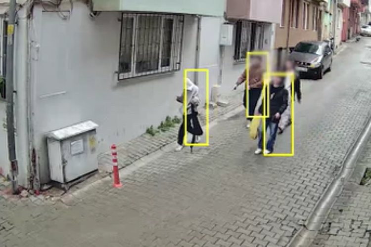 &Ccedil;ocuklar ellerinde silahla geziyor sanıldı, oyuncak tabanca &ccedil;ıktı