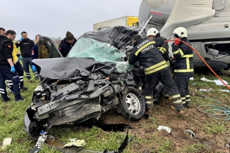 Tırın bi&ccedil;ip hurdaya &ccedil;evirdiği otomobilin s&uuml;r&uuml;c&uuml;s&uuml; &ouml;ld&uuml;