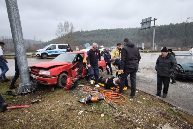 Bursa'da iki otomobil kafa kafaya girdi! Yaralılar var...