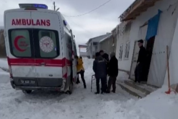 K&ouml;yde mahsur kalan hasta i&ccedil;in ekipler seferber oldu