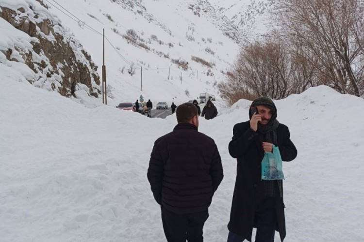 Hakkari-Van kara yoluna &ccedil;ığ d&uuml;şt&uuml;