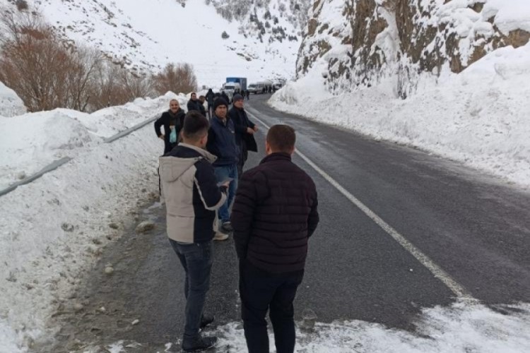 Hakkari-Van kara yoluna &ccedil;ığ d&uuml;şt&uuml;